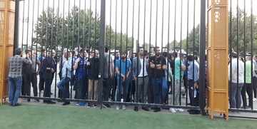 پیشکسوتان استقلال تصمیم به ترک ورزشگاه گرفتند/عکس
