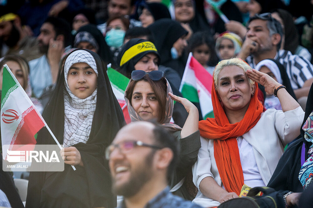 «تجمع بزرگ خانوادگی با حضور همه اقشار و عقاید» در آزادی / مصادره سیاسی «سلام فرمانده»؛ ممنوع 2