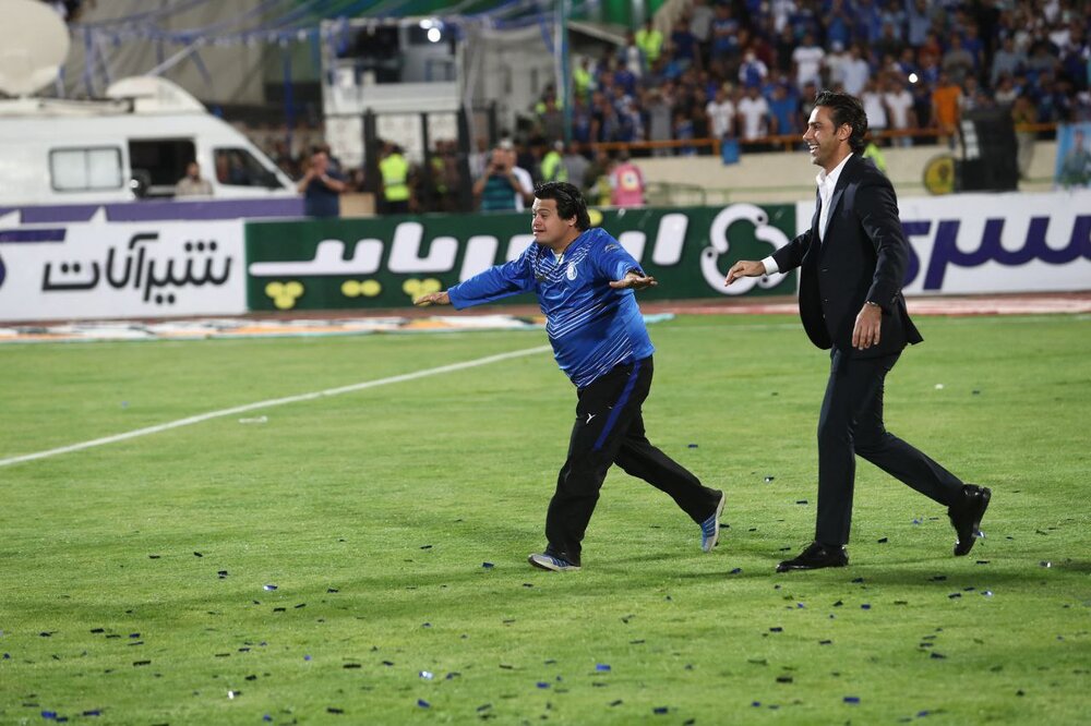 فرهاد مجیدی در کنار خاصترین مهمان جشن قهرمانی/عکس