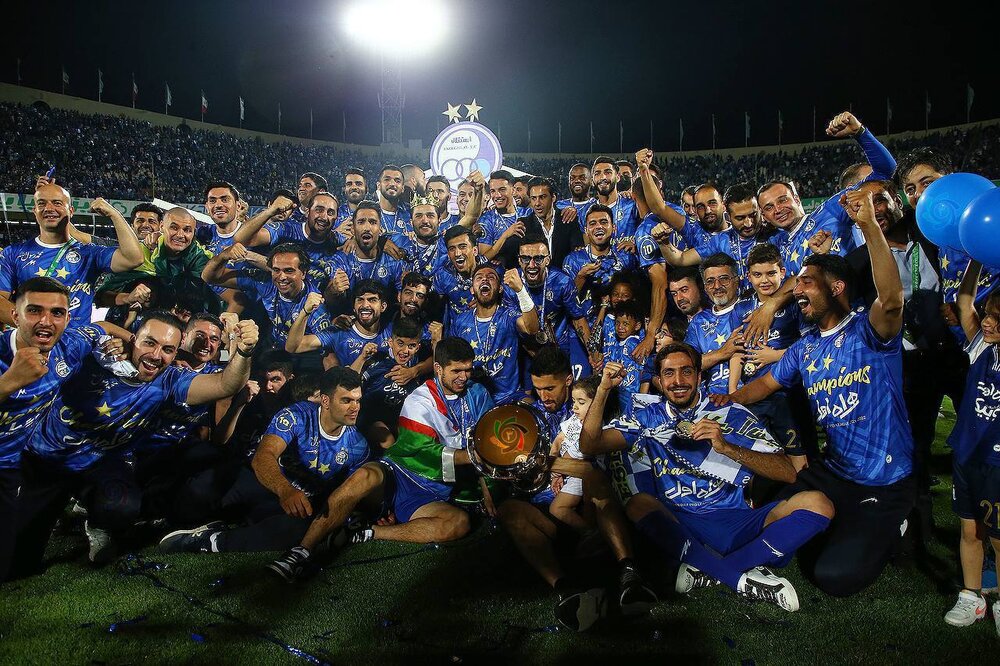 عکس دسته جمعی اعضای باشگاه استقلال با جام قهرمانی/عکس