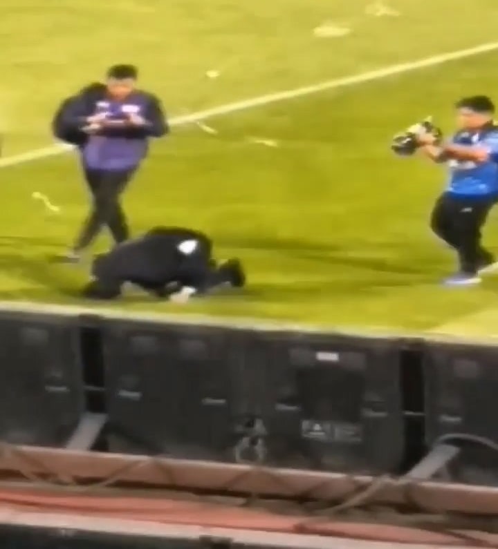 سجده شکر فرهاد مجیدی جنجالی شد/عکس