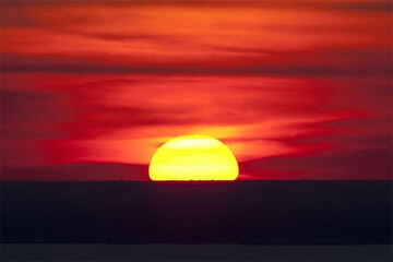 عکس | حمل کردن خورشید توسط یک کامیون!