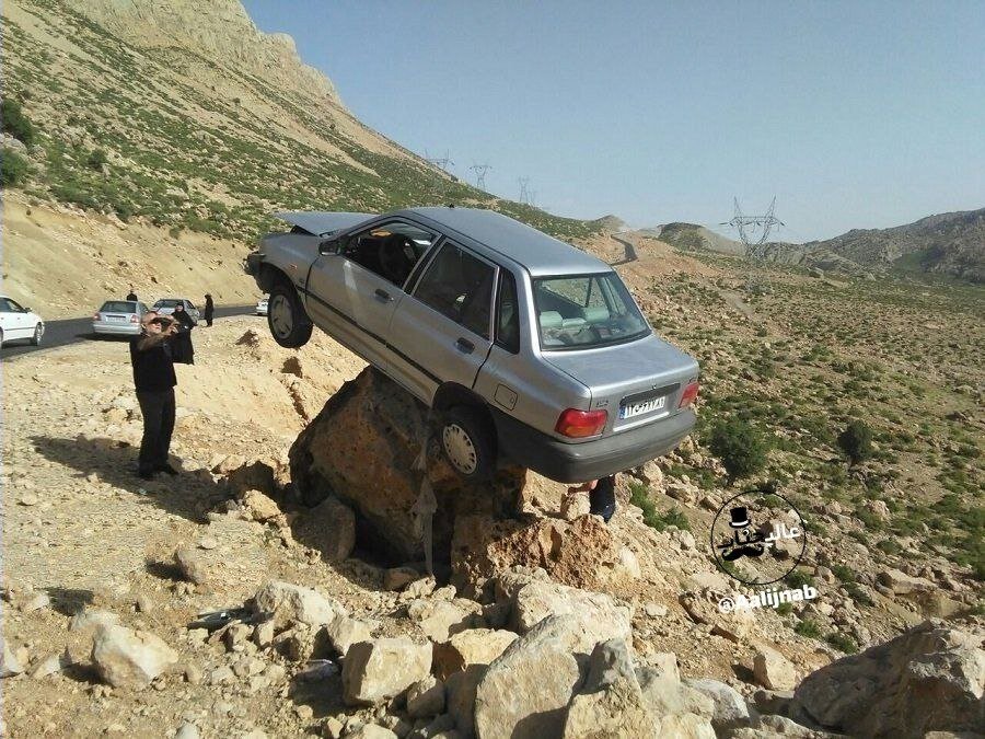 عکس | پرواز پراید بر روی تخته سنگ 2 متری! 