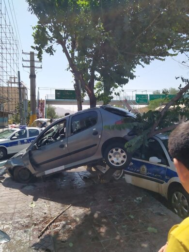 تصادف پژو ۲۰۶ مدل ۱۴۰۱ با ماشین پلیس و تکرار ماجرای باز نشدن ایربگ با سرعت ۸۰ کیلومتری!