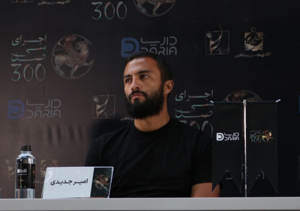 استایل جالب امیر جدیدی در نقش کارگردان/ عکس