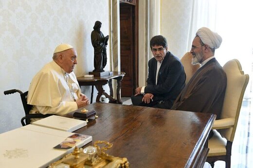 رئيس الحوزات العلمية الايرانية يلتقي زعيم الكاثوليك والمسيحيين