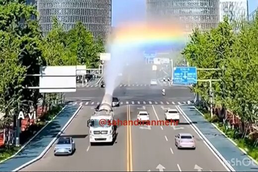 ببینید | کامیون مهپاش در شهر چنگدو چین برای تمیز کردن هوا و تشکیل رنگین‌کمانی زیبا