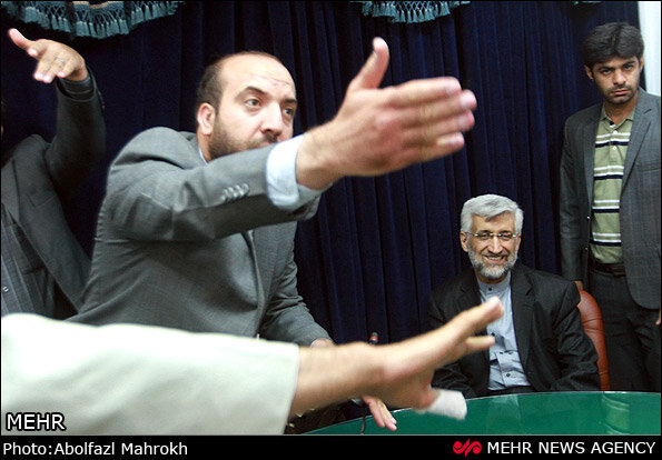 آن مرد از سایه بیرون آمد / «سبدغذایی» جلیلی ؛ کمک به رئیسی یا تبلیعات زودرس انتخاباتی؟