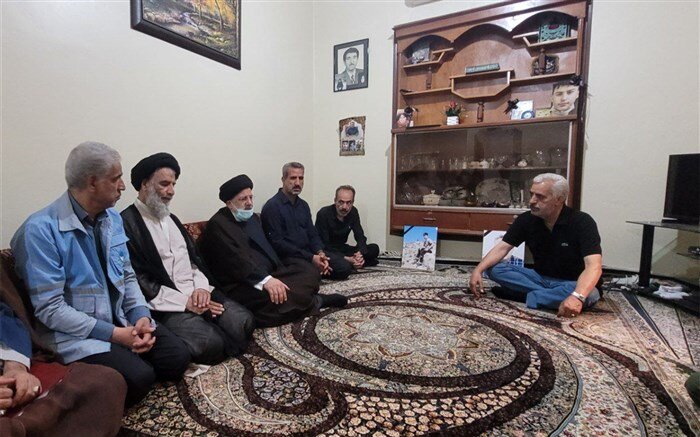 حضور رئیسی در منزل خانواده های جانباختگان ریزش«متروپل» + عکس