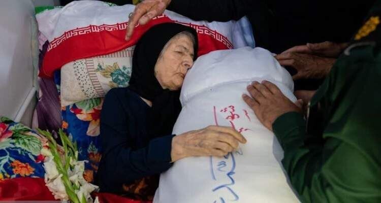 درگذشت مادر شهید، ۸ روز پس از به آغوش گرفتن فرزندش/ عکس