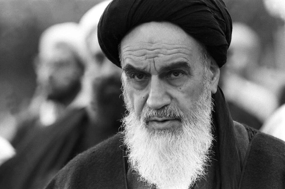 امام خمینی : امروز همه چیز ما در معرض خطر است ؛ خطر از جانب دوستان نادان تفرقهافکن