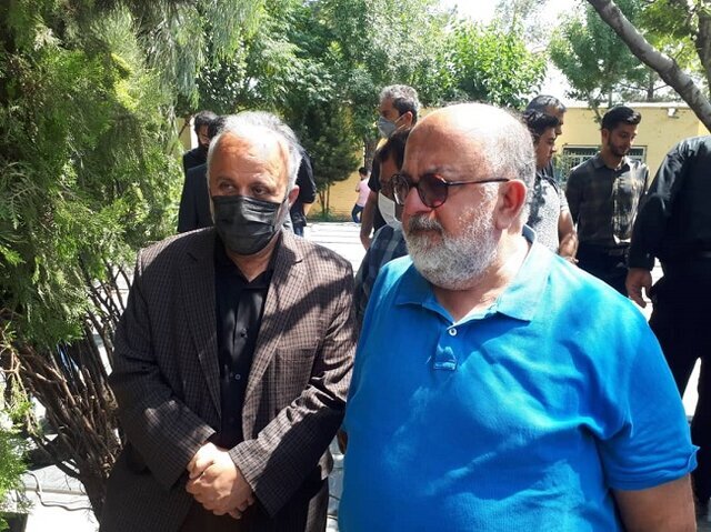 محمد رسولاف و محمدحسین لطیفی در مراسم خاکسپاری یک دوست قدیمی/ عکس