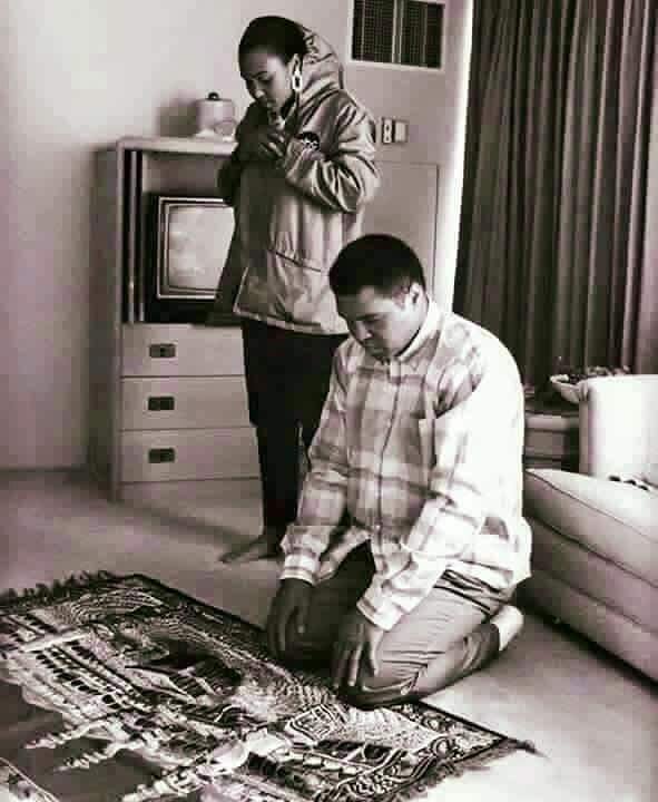 قهرمان بوکس جهان و دخترش در حال نماز خواندن/عکس