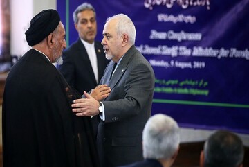 عکس| گفتگوی جواد ظریف و سیدمحمد خاتمی در مراسم وداع با پیکر مرحوم سید محمود دعایی 