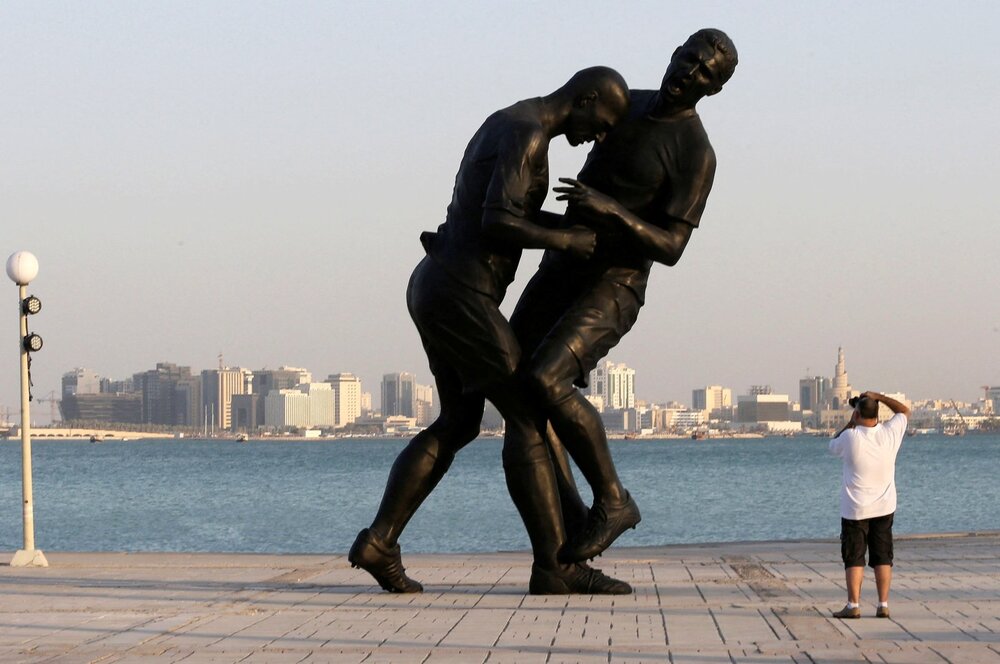 نصب دوباره مجسمه جنجالی زیدان در دوحه/عکس
