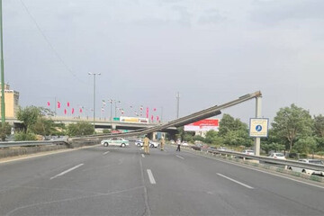 ببینید | له شدن پژو 206 پس از سقوط تابلو وسط اتوبانی در تهران