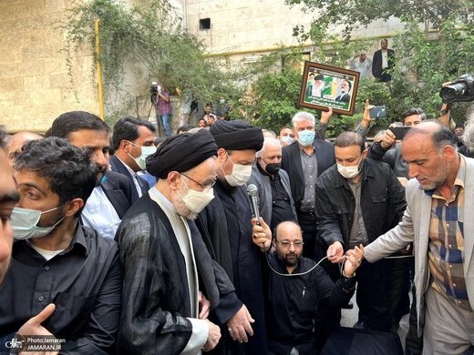  اقامه نماز بر پیکر مرحوم سید محمود دعایی توسط سید حسن خمینی 