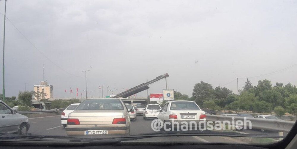 سقوط تابلوی تبلیغاتی در بزرگراه شیخ فضل الله نوری تهران/ عکس