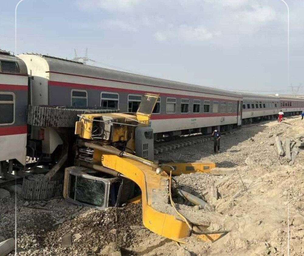 عکس | اولین عکس از عامل فاجعه؛ بیل مکانیکی روی ریل قطار مشهد - یزد