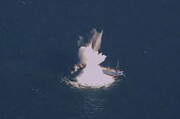 ببینید | غرق کردن یک شناور به وسیله بمب هدایت‌شونده آمریکایی