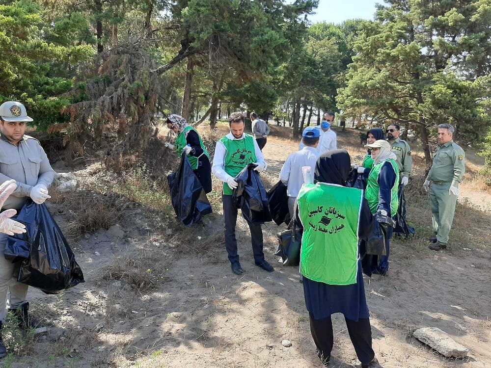 پاکسازی ساحل و پارک جنگلی روستای طالب آباد بندرانزلی