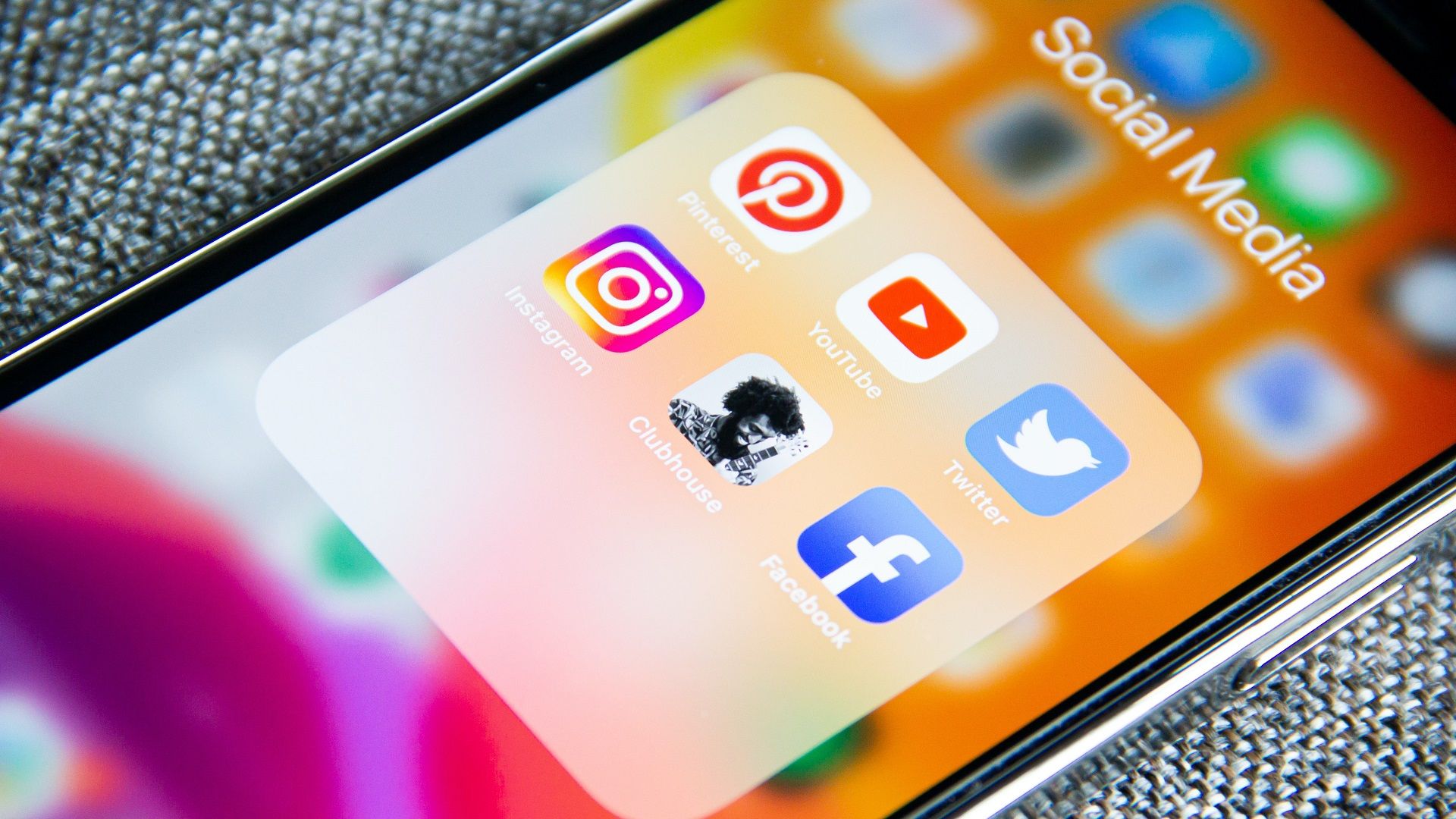 چگونه محتواهای تصویری و ویدیویی را در شبکههای اجتماعی دانلود کنیم؟