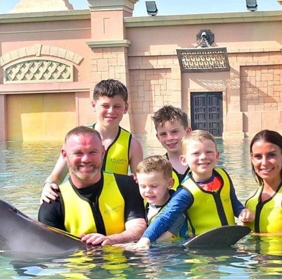 انتقاد از اسطوره قرمزها برای عکس گرفتن با دلفین ها!