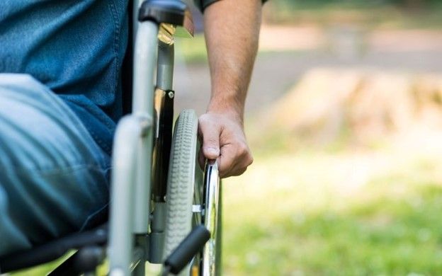 بیماری ام اس در سالمندان و مراقبت از آنها در خانه یا خانه سالمندان