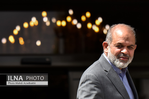 وزیر کشور : چرا امروز صدای سلبریتیها شنیده میشود؟ باید صدای افرادی که باعث پیشرفت کشور میشوند هم شنیده شود.