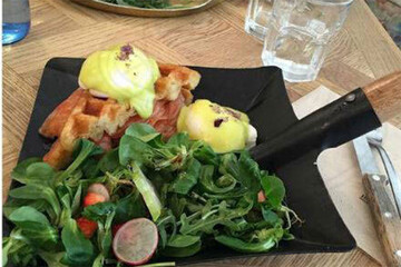 تصاویر | اقدام عجیب یک رستوران؛ سرو غذا داخل کفش و بیل!