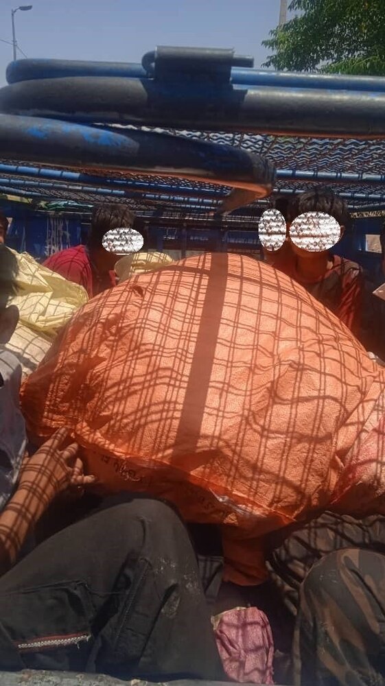 توقیف نیسان آبی که ۱۰ کارگر را به طرز خطرناکی جابهجا میکرد/ عکس