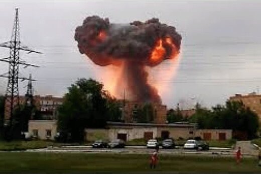 ببینید | لحظه انفجار انبار مهمات روسیه توسط تیپ 40 توپخانه اوکراین