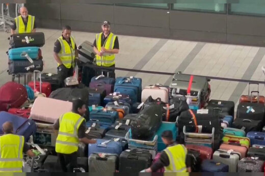 ببینید | انباشته شدن هزاران چمدان در فرودگاه هیترو لندن