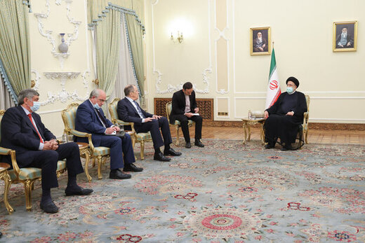 یک بام و دو هوای روس ها در مسکو و تهران / نحوه حضور عجییب وزیرخارجه روسیه در دیدار با  رئیس جمهور ایران + عکس ها