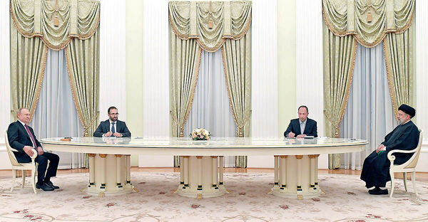 یک بام و دو هوای روس ها در مسکو و تهران / نحوه حضور عجییب وزیرخارجه روسیه در دیدار با رئیسی + عکس ها
