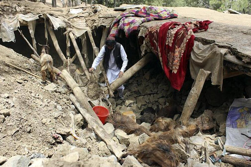 ببینید | آواربردای در خوست افغانستان با دستان خالی پس از زلزله مرگبار