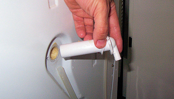 گرفته بودن لوله تخلیه (درین) یا همان فاضلاب یخچال باعث شبنم زدن میشود