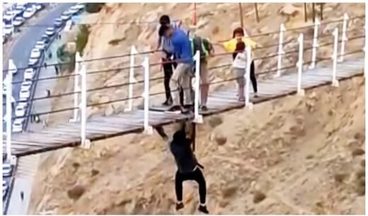 ببینید | اقدام جاهلانه یک پسر جوان؛ لحظه سقوط از پل معلق در سنندج و شکستن پا