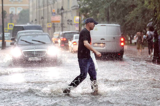 ببینید | راهکار مردم روسیه برای رفت‌وآمد پس بارش شدید باران در مسکو 
