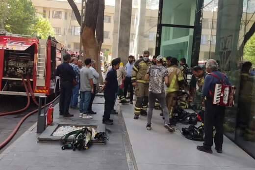 ببینید | اولین تصاویر از آتش‌سوزی در مجتمع تجاری رویال الهیه تهران