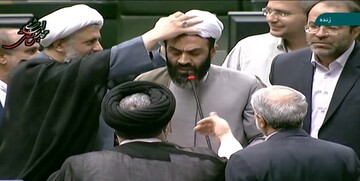 نماینده عصبانی و معترض ، سوژه روز بهارستان / عمّامه از سر افتاد ، میکروفن قطع شد + عکس نماینده عصبانی و معترض ، سوژه روز بهارستان / عمّامه از سر افتاد ، میکروفن قطع شد + عکس