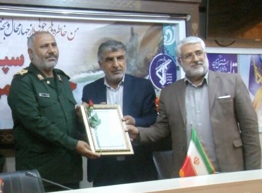 تجلیل شورای اسلامی و شهرداری شهرکرد از فرمانده سپاه استان