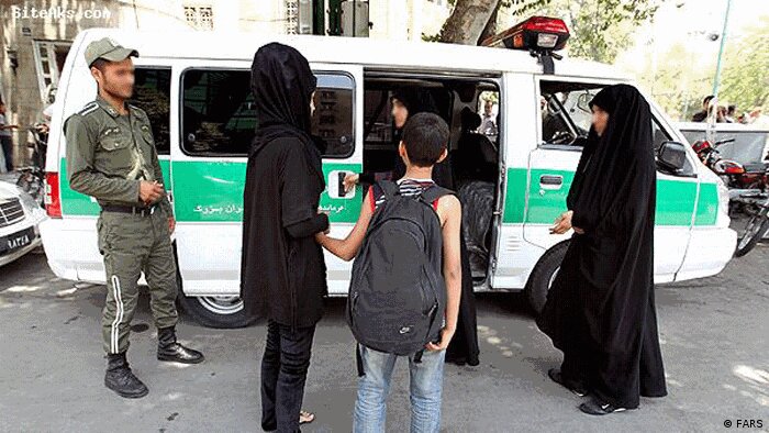 انتقاد سایت اصولگرا از کشاندن طرح های «نمایشی و تنش زا» عفاف و حجاب به کف خیابان