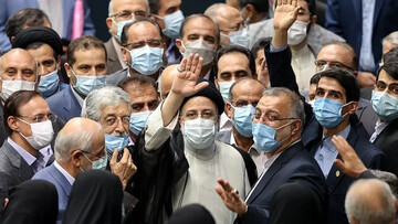 آقای رئیس جمهور ! افرادی را که اهل شعار به نفع تحریم هستند با خودتان بین مردم ببرید تا جواب آنها را بدهند آقای رئیس جمهور ! افرادی را که اهل شعار به نفع تحریم هستند با خودتان بین مردم ببرید تا جواب آنها را بدهند