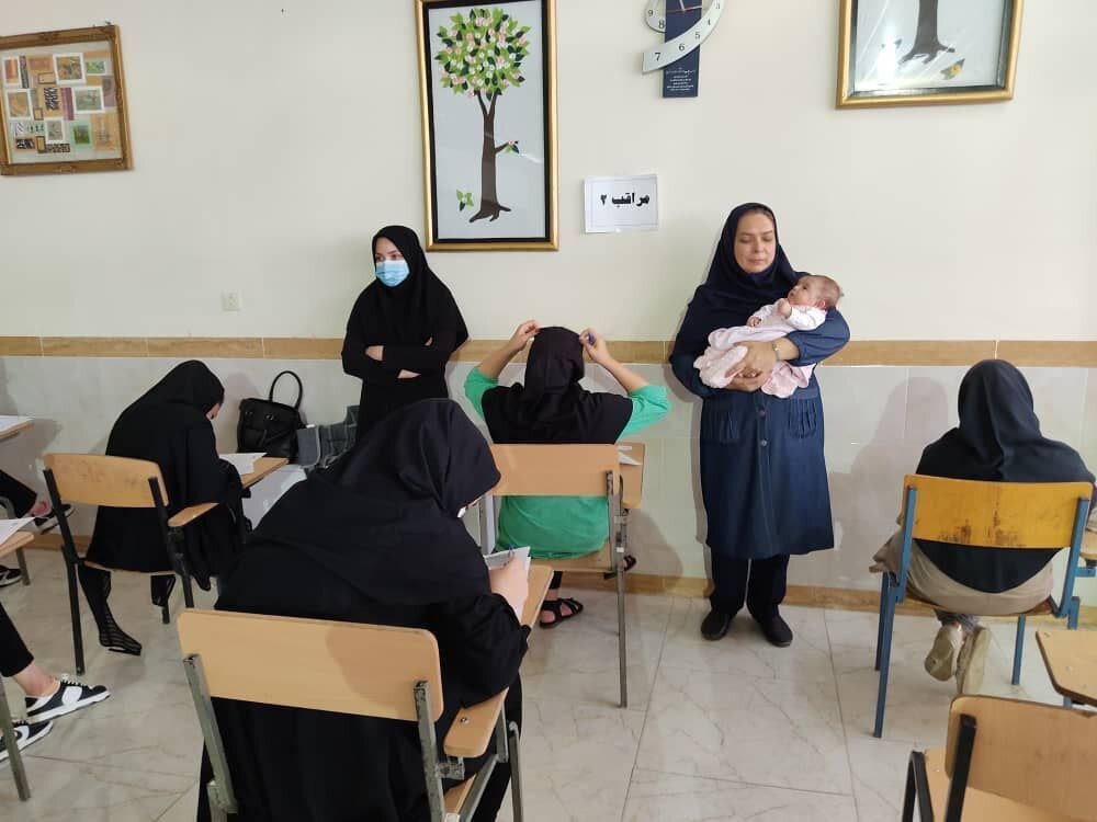 عکس | قابی منحصربفرد از کنکور امسال؛ مادر کنکوری به همراه نوزادش!