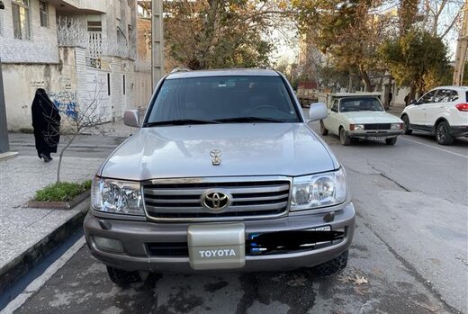 ببینید | حمله وحشیانه راننده وانت لندکروز به یک زن و شوهر در کردستان