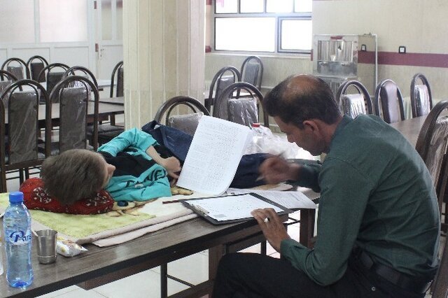 حضور متفاوت یک دانش‌آموز خرمبیدی در کنکور امسال/ عکس