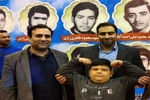 ببینید | هرکول نوظهور ایران و جهان؛ بلند کردن وزنه ۹۵ کیلویی توسط کودک لرستانی! 