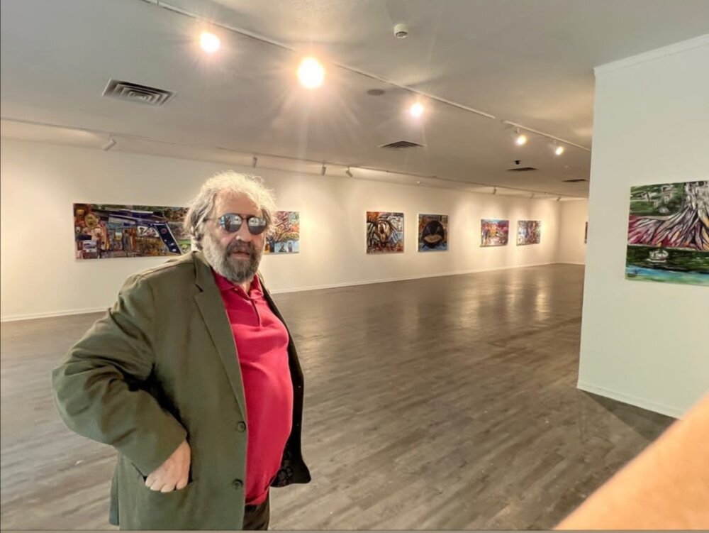 مسعود کیمیایی کنار نقاشیهایش/ عکس