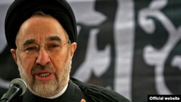 حمله کیهان به روایت ابطحی از نتیجه مکاتبه خاتمی با رهبر انقلاب 